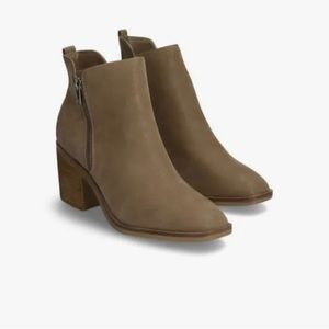 Mia Diahann faux suede bootie size9
